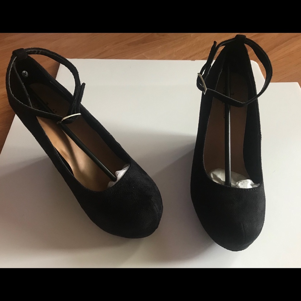 Shi by Journey’s Black suede heels - Size 8